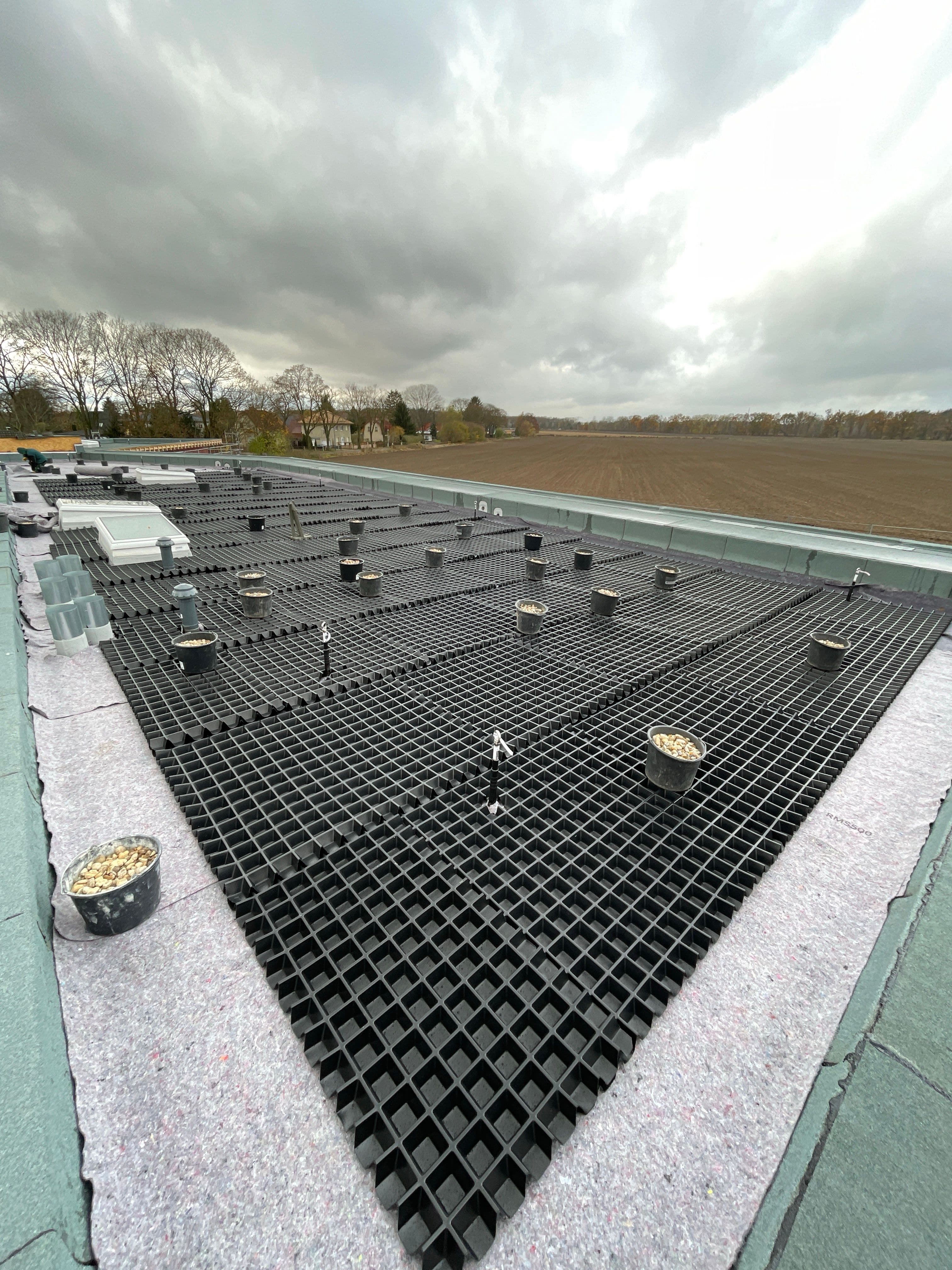 Gründach-Unterkonstruktion mit Novotegra Substratwannen verbaut von sunday solar