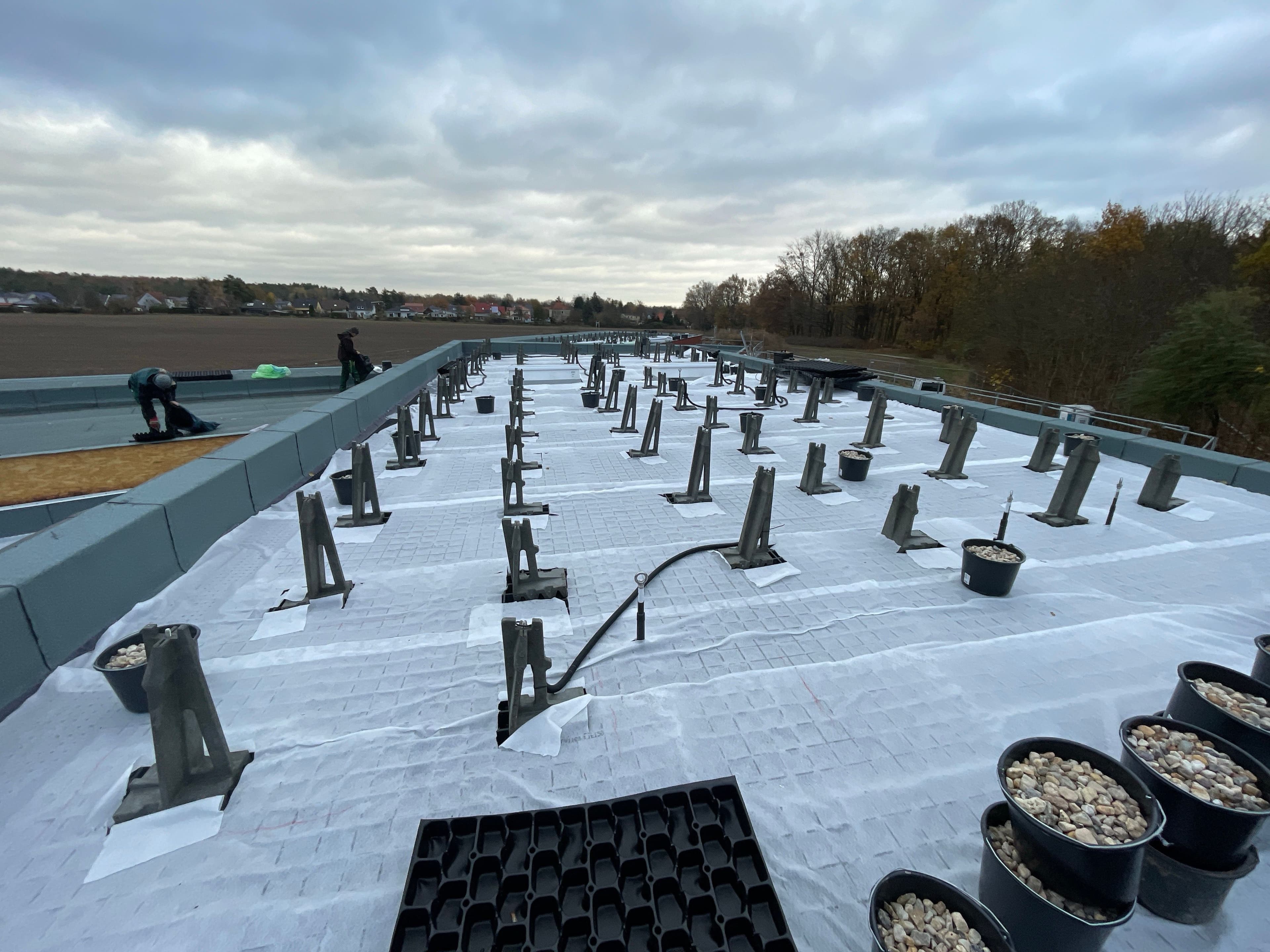 Verlegung der Solarkabel vor der Substratschüttung