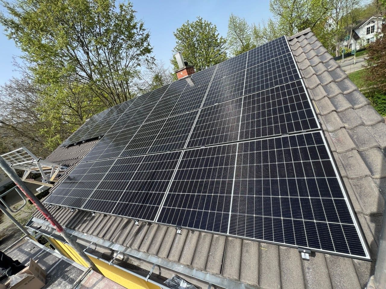 Von sunday solar fertig installierte PV-Module auf einem Einfamilienhaus