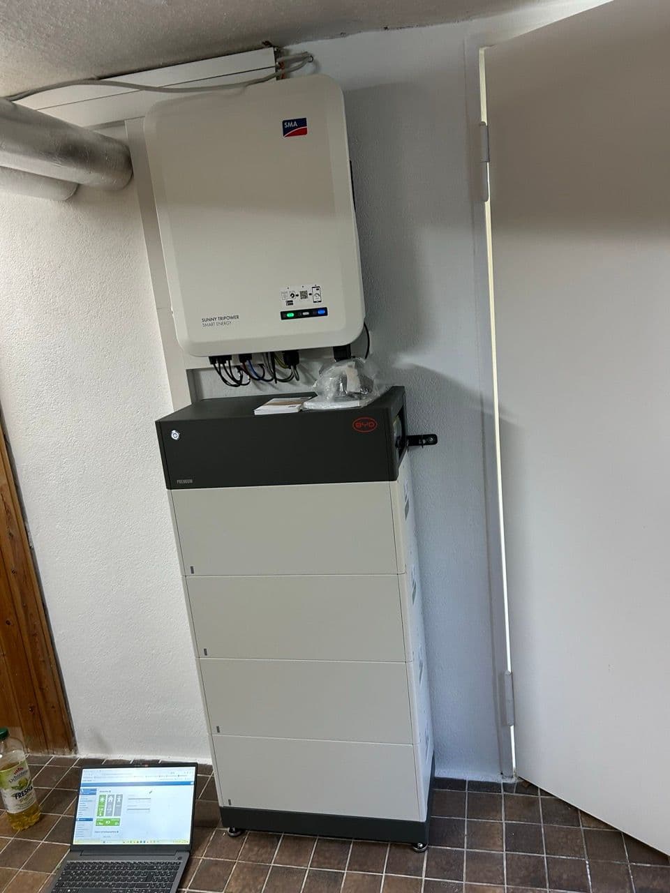  SMA Hybridwechselrichter mit BYD Stromspeicher im Keller, verbaut von sunday solar