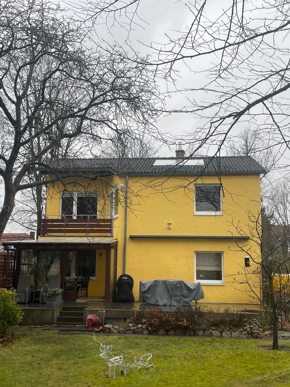 Alte Solarthermieanlage auf dem Süddach eines Einfamilienhauses