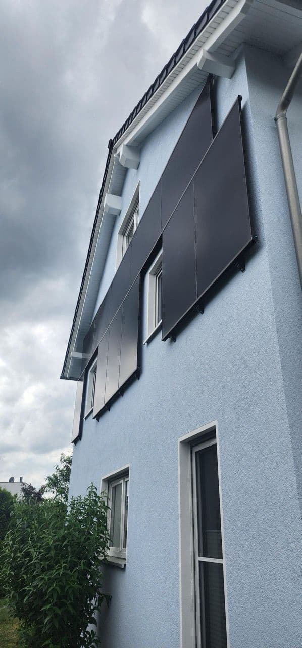 Drei PV-Module am Balkongeländer montiert von sunday solar