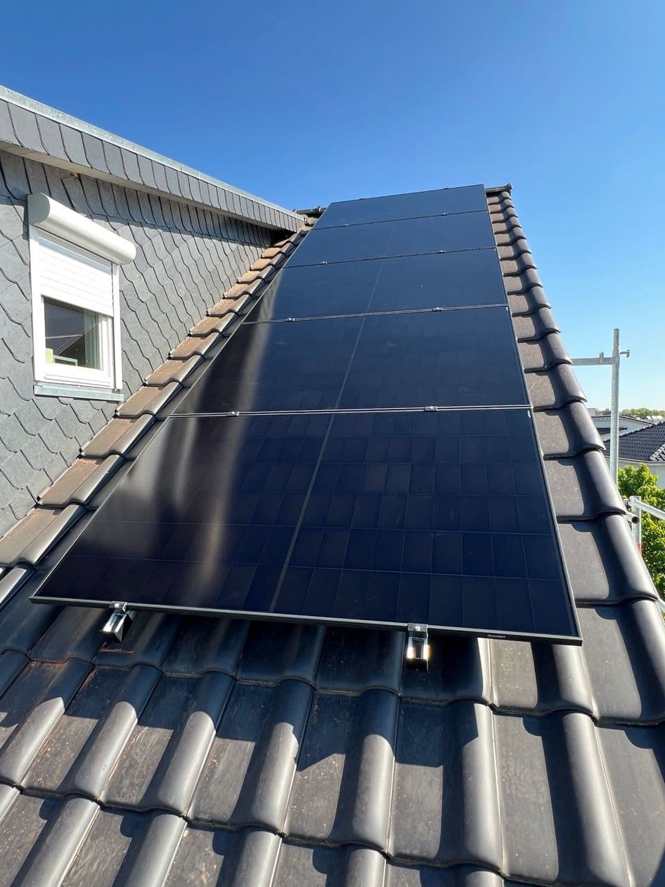 Fullblack-Module auf dem Schrägdach installiert von sunday solar