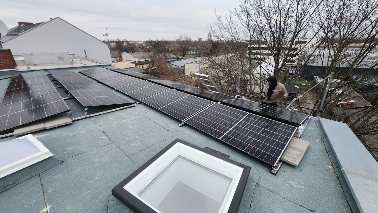 Solarpanele auf dem Dach der Winckelmannstraße 