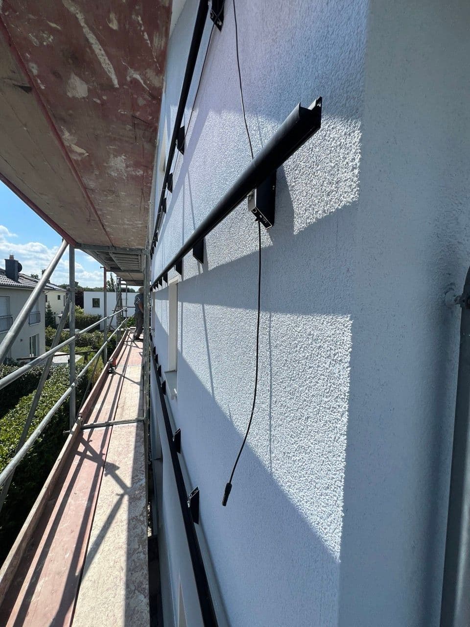 Montagesystem mit schwarzen Aluschienen an der Fassade montiert von sunday solar