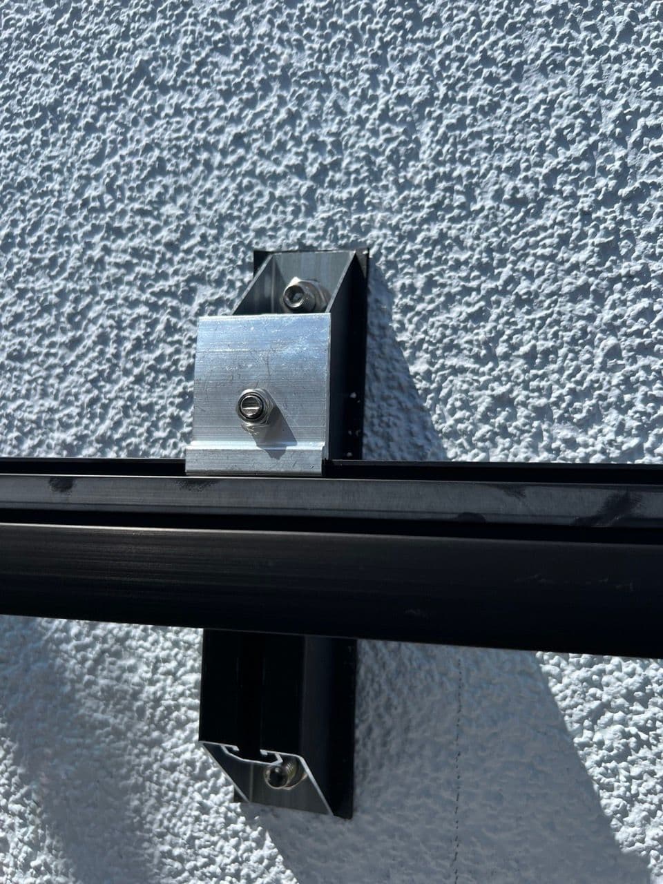 Exakte Wandhalter-Einmessung für PV-Module an der Fassade angebracht von sunday solar