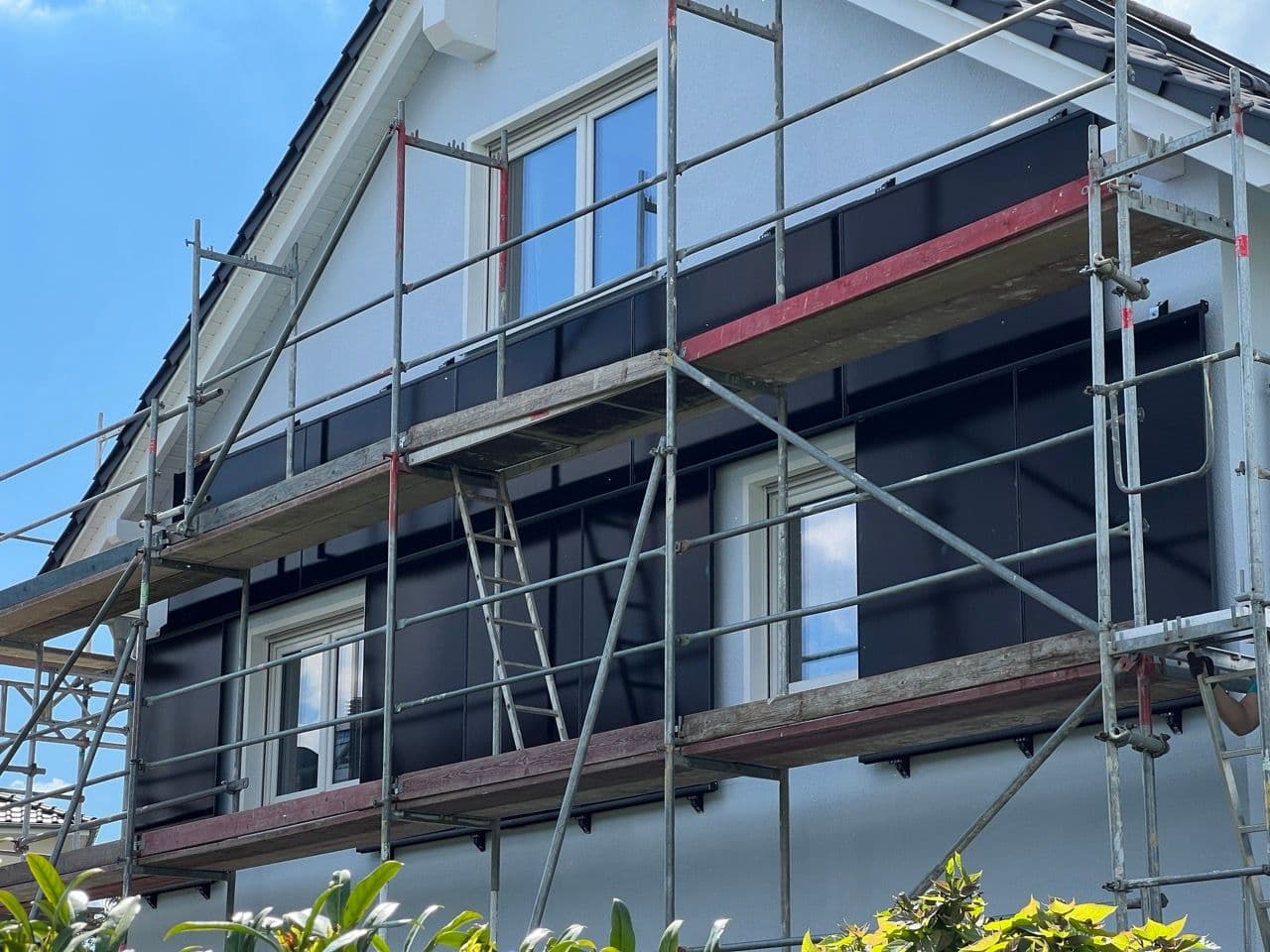  PV-Anlage von sunday solar an der Fassade mit Gerüst im Vordergrund