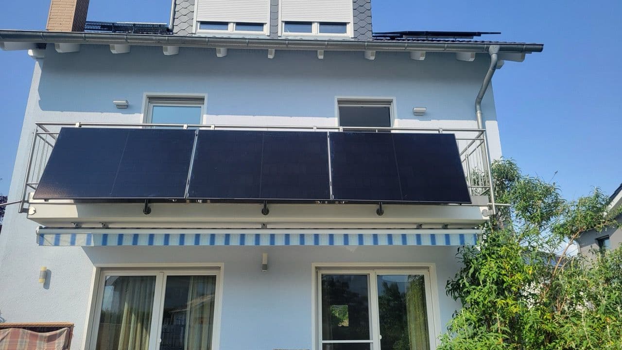Gesamtansicht der installierten PV-Anlage an Dach, Fassade und Balkon von sunday solar