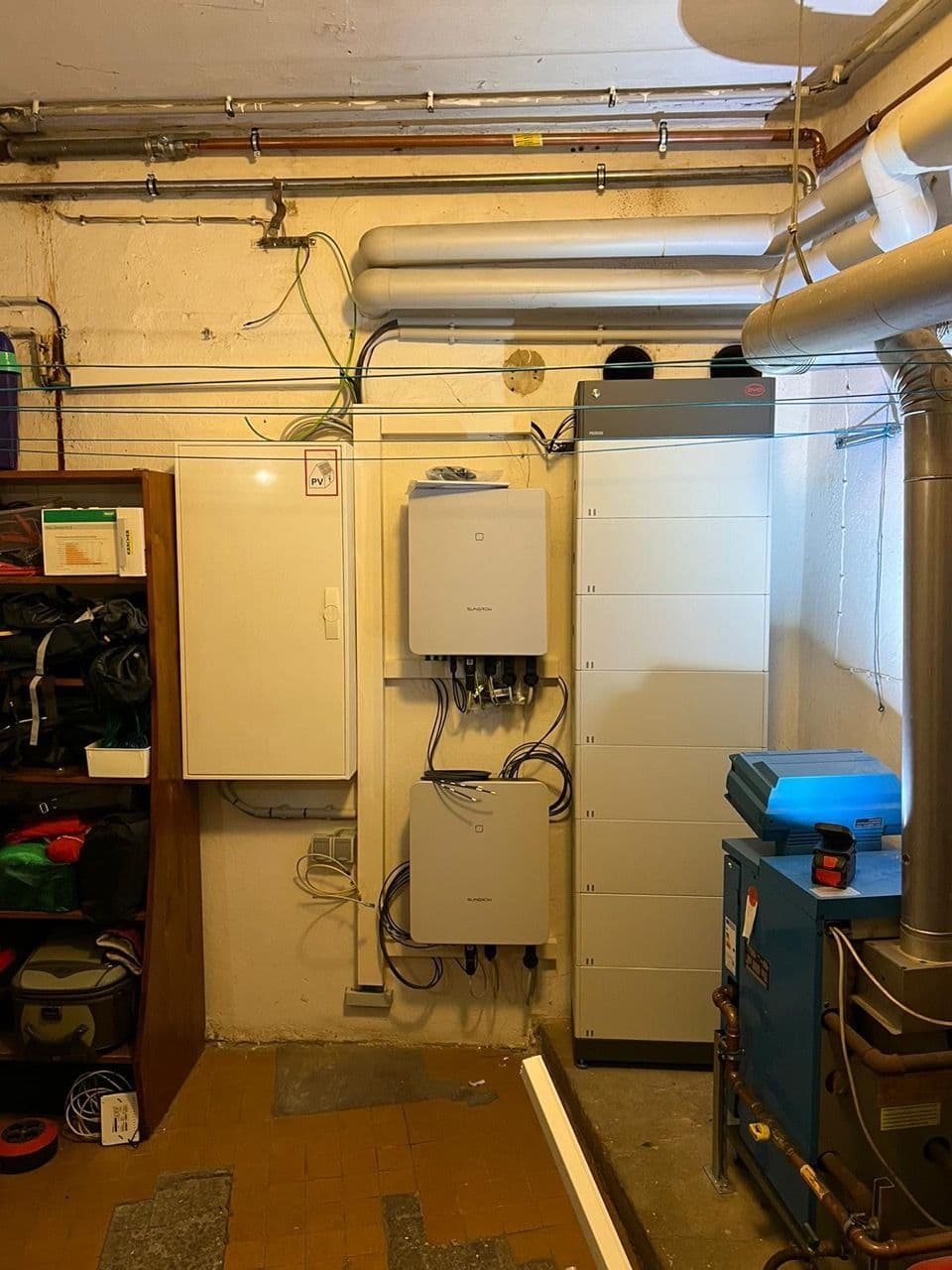 Hier ist der Keller der Winckelmannstraße mit dem technischen Set Up der PV Anlage zu sehen. Wechslerichter: 2x Sungrow Sh10 RT (2x 10 kW) Batteriespeicher: BYD HVM 22,1 kWh