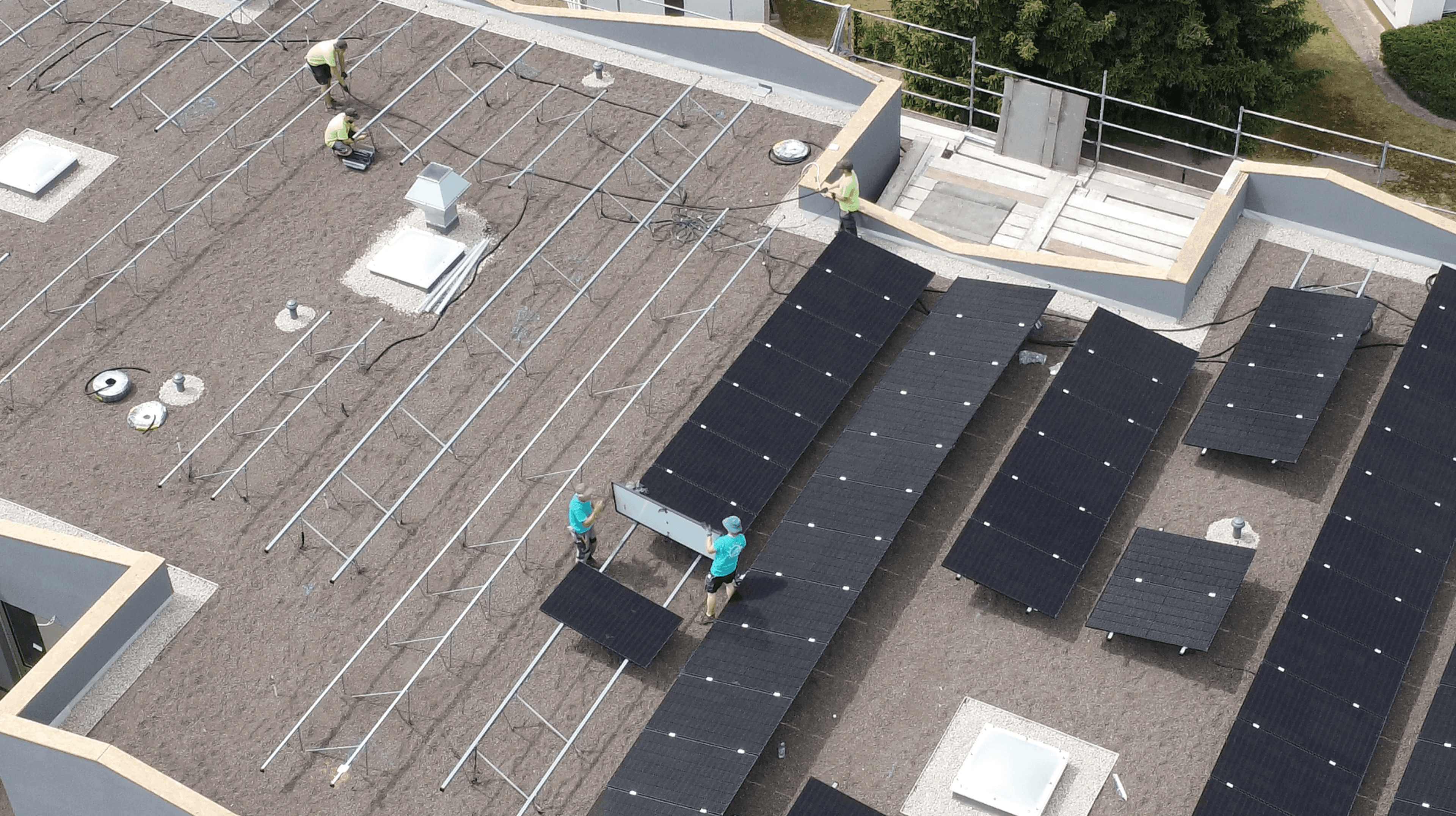 Monteure von sunday solar arbeiten an einer gewerblichen Solaranlage in Bad Belzig 