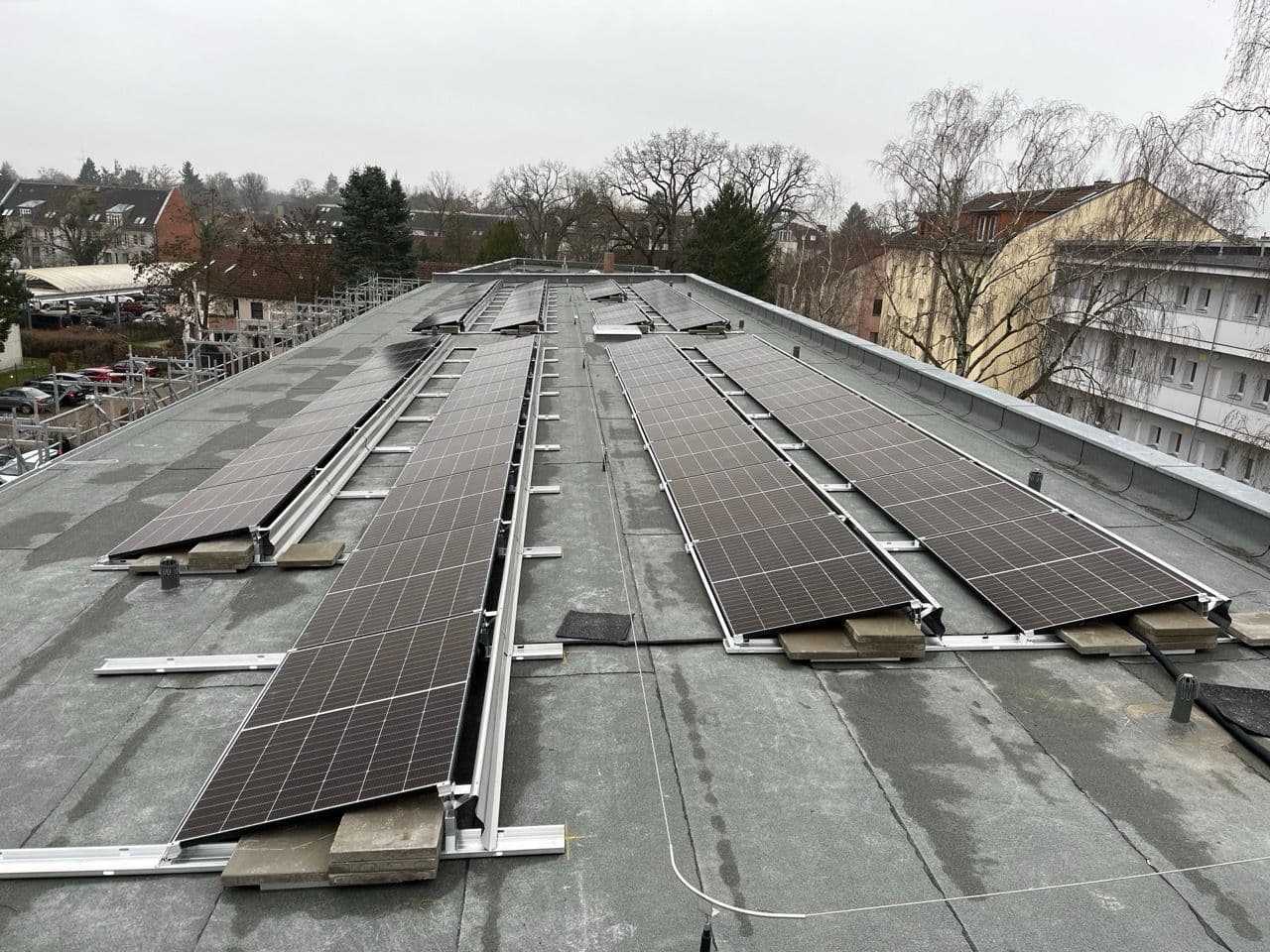 Die Solarkabel zwischen den Modulfeldern sind mit Schutzrohr versehen. Die Module haben Windbleche an der Rückseite. www.sundaysolar.de